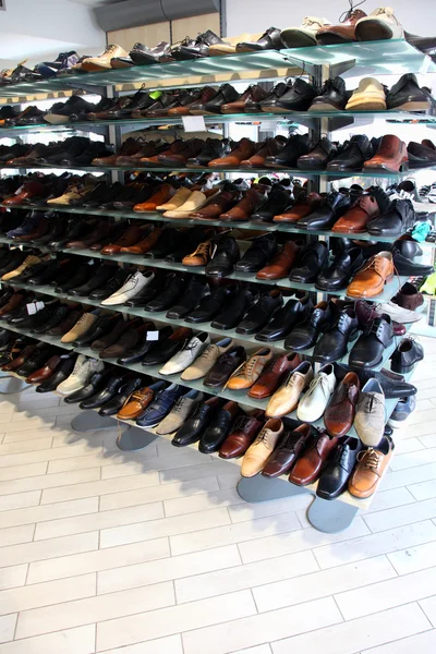 Chaussures sur étagères — Photo