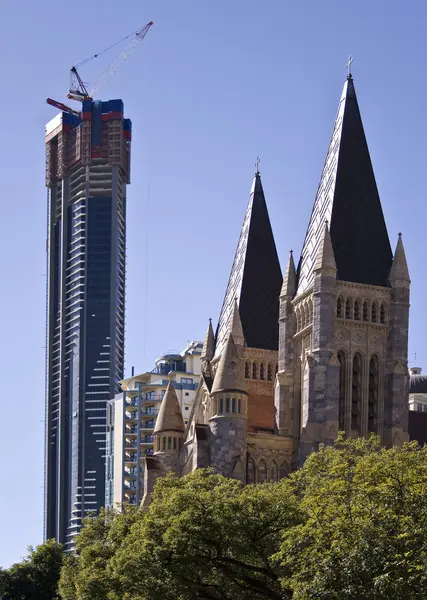 Vysoké budovy a katedrála — Stock fotografie