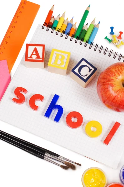 Ołówki i jabłko - koncepcja szkoły — Zdjęcie stockowe