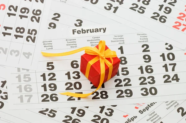 Doos met een gift op kalender blad - de dag van Valentijnskaarten — Stockfoto