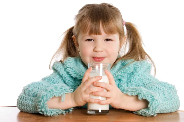 Den lilla flickan med ett glas mjölk — Stockfoto
