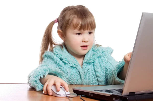 Маленька дівчинка за комп'ютером — стокове фото