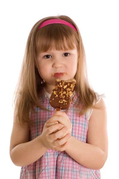 小さな女の子のアイスクリームを食べる — ストック写真