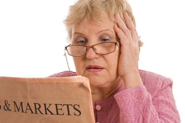 Пожилая женщина читает газету — стоковое фото