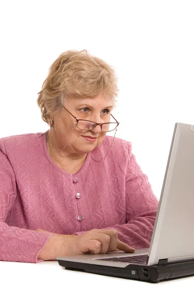 De oudere vrouw achter de computer — Stockfoto