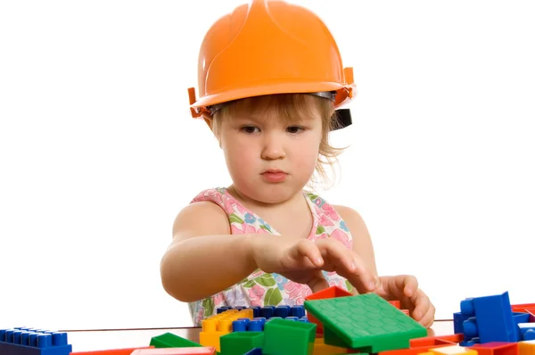 The little girl in a helmet plays — Stock Photo, Image