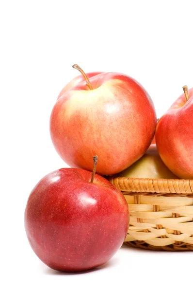 Червоне яблуко ізольоване на білому тлі — стокове фото