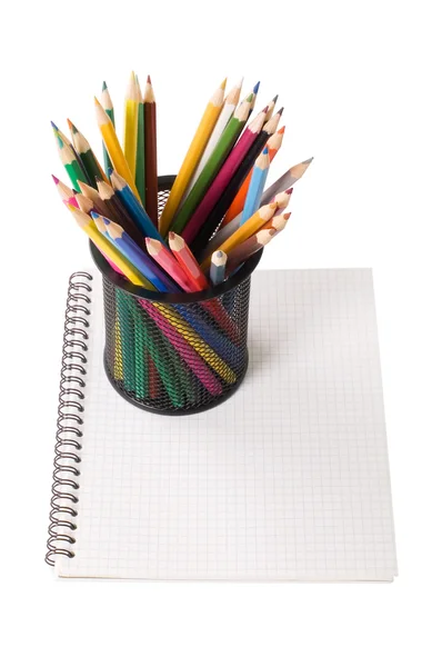 Conjunto de lápis em um livro de escrita — Fotografia de Stock