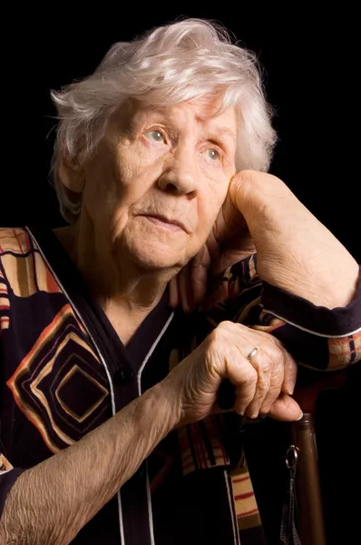 Портрет старої жінки чорний фон — стокове фото