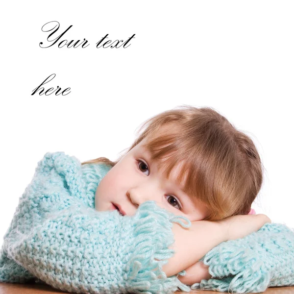 Das kleine Mädchen träumt isoliert — Stockfoto