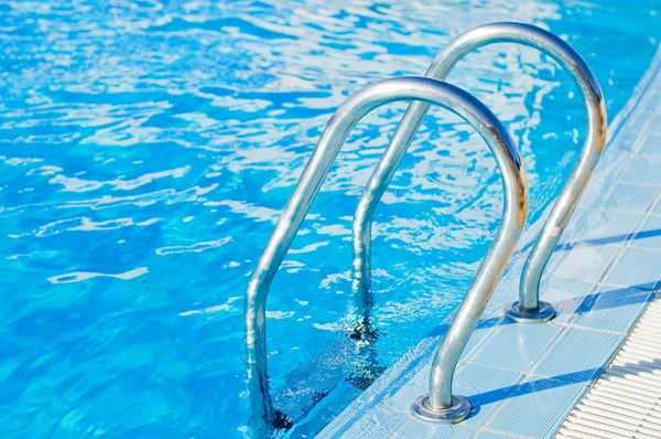 Ladder in zwembad met een leuning — Stockfoto