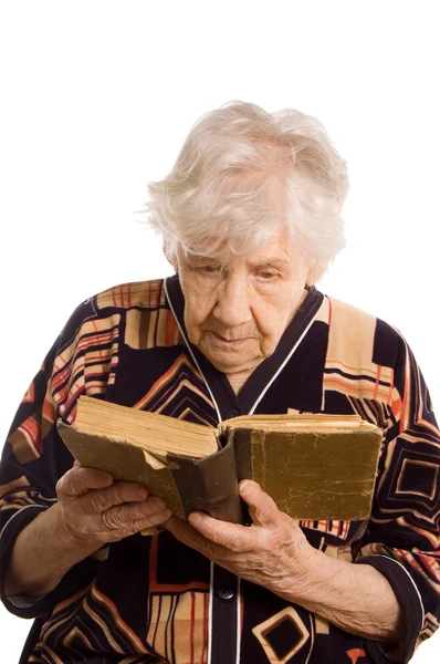 Starsza kobieta czyta książkę — Zdjęcie stockowe