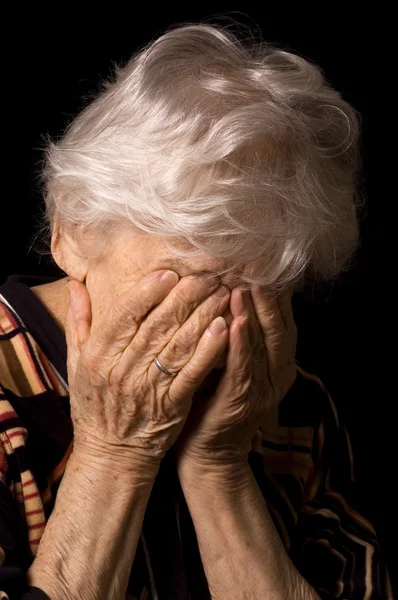 Porträtt av den gammala kvinnan en svart bakgrund — Stockfoto