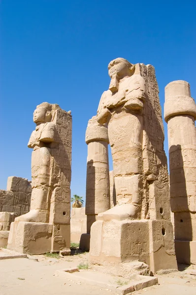 Rzeźby w starożytnej świątyni. Luxor — Zdjęcie stockowe