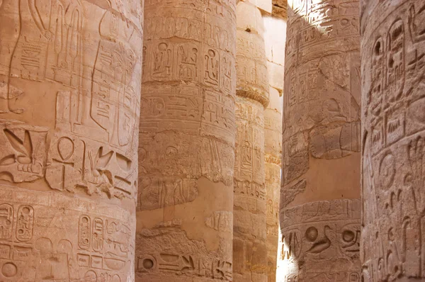 Las columnas en el templo de Karnak, Luxor — Foto de Stock