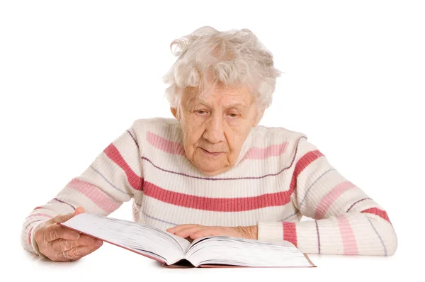 这位老妇读这本书 — 图库照片