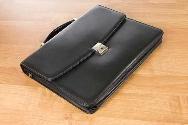 Модный кожаный портфель на столе — стоковое фото