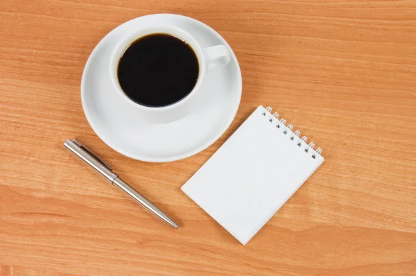 Kubek czarnej kawy na drewnianym stołem — Zdjęcie stockowe
