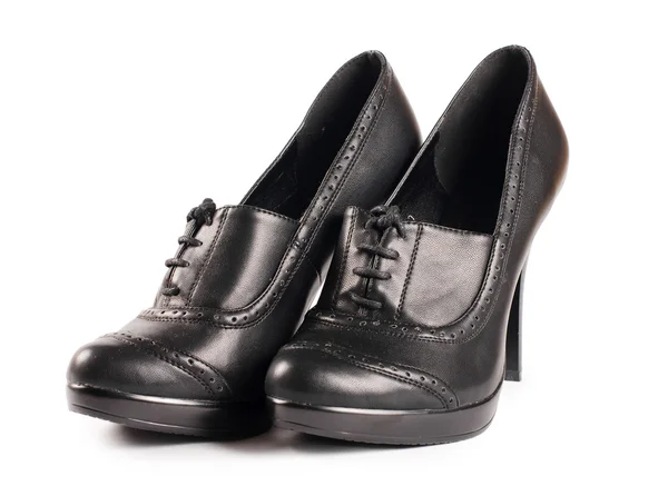 Zwarte vrouwelijke schoenen geïsoleerd op wit — Stockfoto