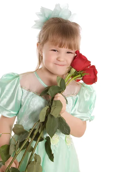 Den lilla flickan med en bukett rosor — Stockfoto