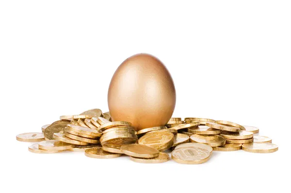 Золотое яйцо в золотых монетах, изолированных на белом — стоковое фото