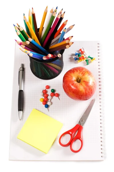 Ołówki i jabłko - koncepcja szkoły — Zdjęcie stockowe