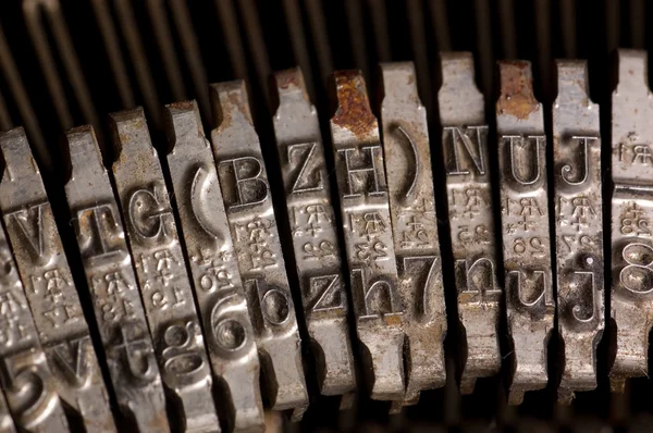 Stary tekst pisząc na maszynie do pisania listu typebar — Zdjęcie stockowe