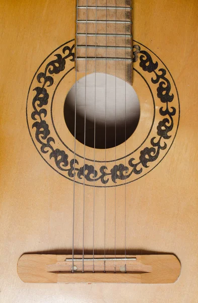 Крупный план старой акустической гитары в качестве фона — стоковое фото