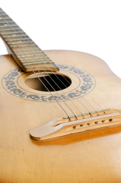 Акустическая гитара, изолированная на белом — стоковое фото