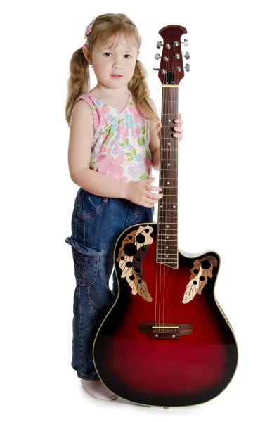 Маленькая девочка с электрогитарой — стоковое фото