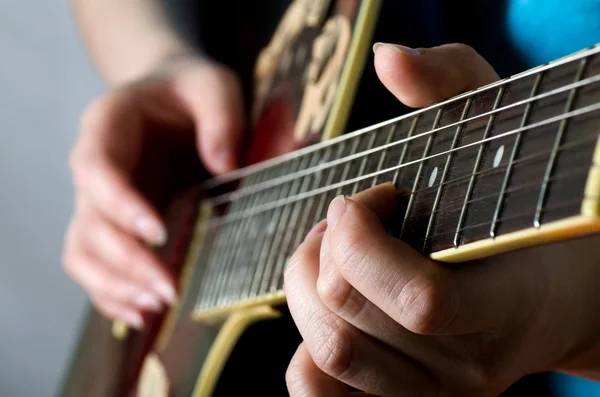 女性はエレク トリック ギターを果たしています。 — ストック写真