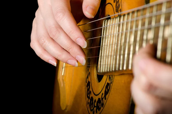 Женщина играет на акустической гитаре — стоковое фото