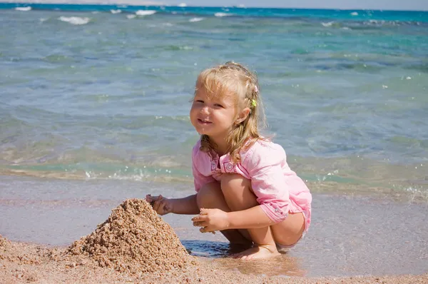 The little girl on seacoast — Stock Photo, Image