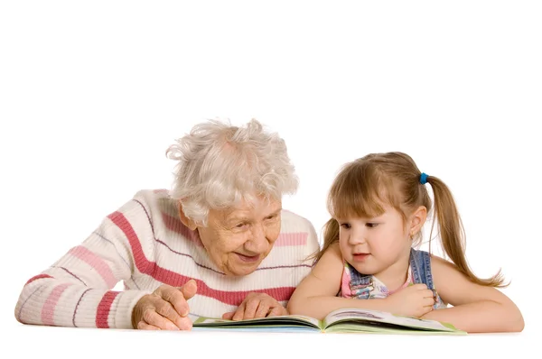 Avó com a neta leu o livro — Fotografia de Stock