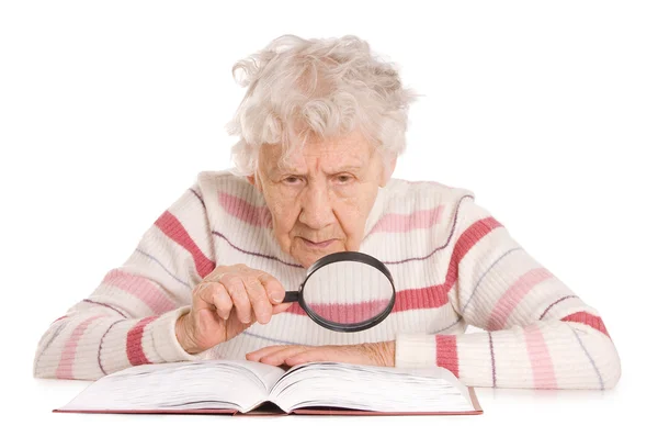Пожилая женщина читает книгу — стоковое фото
