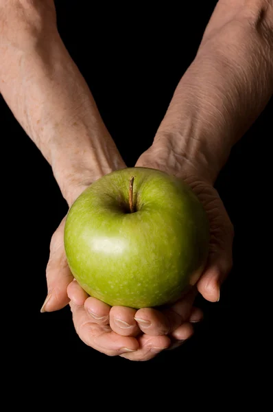 Pomme dans la main de la vieille femme — Photo