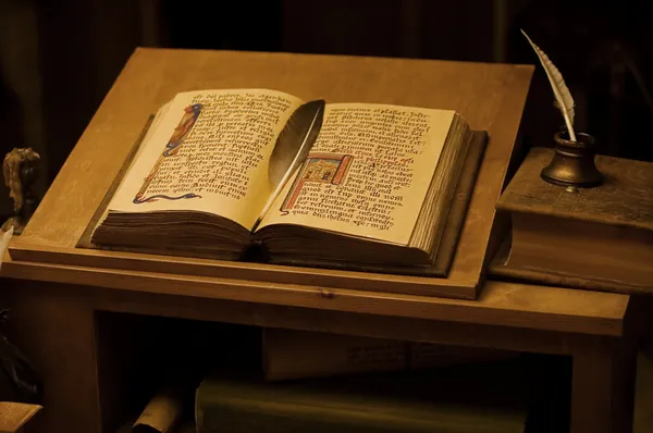 古代の本とテーブル。ヴィンテージ — ストック写真