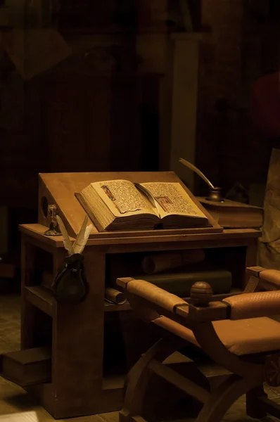 Стіл зі старовинною книгою. вінтажний — стокове фото