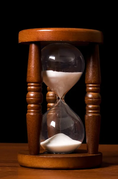 Часы на деревянном столе — стоковое фото