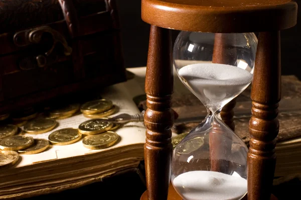 The hourglass and the book — Stock Photo, Image