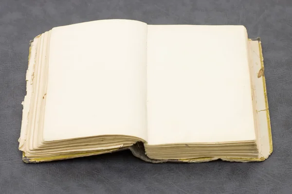 Το αρχαίο βιβλίο σε ένα γκρι — Φωτογραφία Αρχείου