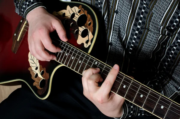 Mannen spelar en elgitarr — Stockfoto