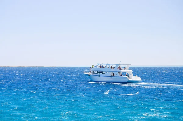 Bílá jachta v moři — Stock fotografie