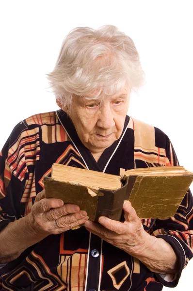 A idosa lê o livro — Fotografia de Stock