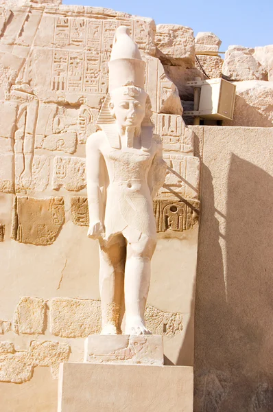 Статуи в древнем храме. Луксор — стоковое фото