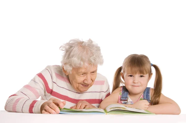 Grootmoeder met de kleindochter lezen — Stockfoto
