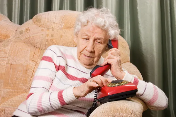 Starsza kobieta mówi na telefon — Zdjęcie stockowe