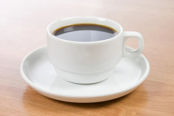 Tasse schwarzen Kaffee auf einem Holztisch — Stockfoto