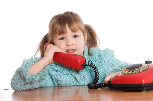 Dziewczynka mówi przez telefon — Zdjęcie stockowe
