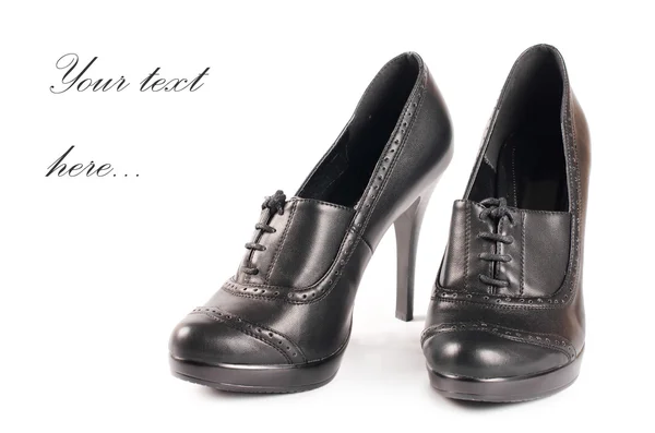 Sapatos femininos pretos isolados em branco — Fotografia de Stock